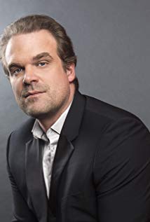 How tall is David Harbour?